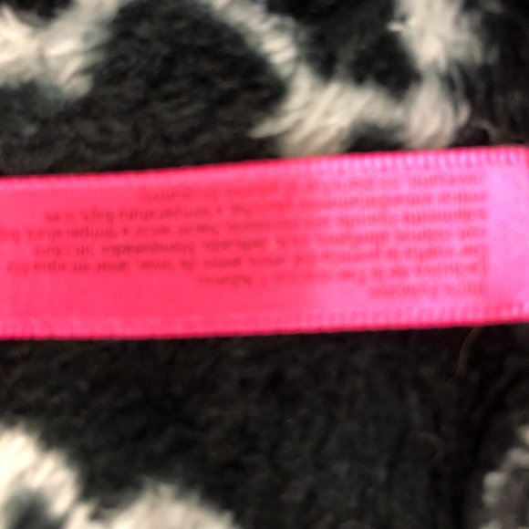 GUC Betsey Johnson "Fuzzy Feel" Robe - Picture 10 of 10